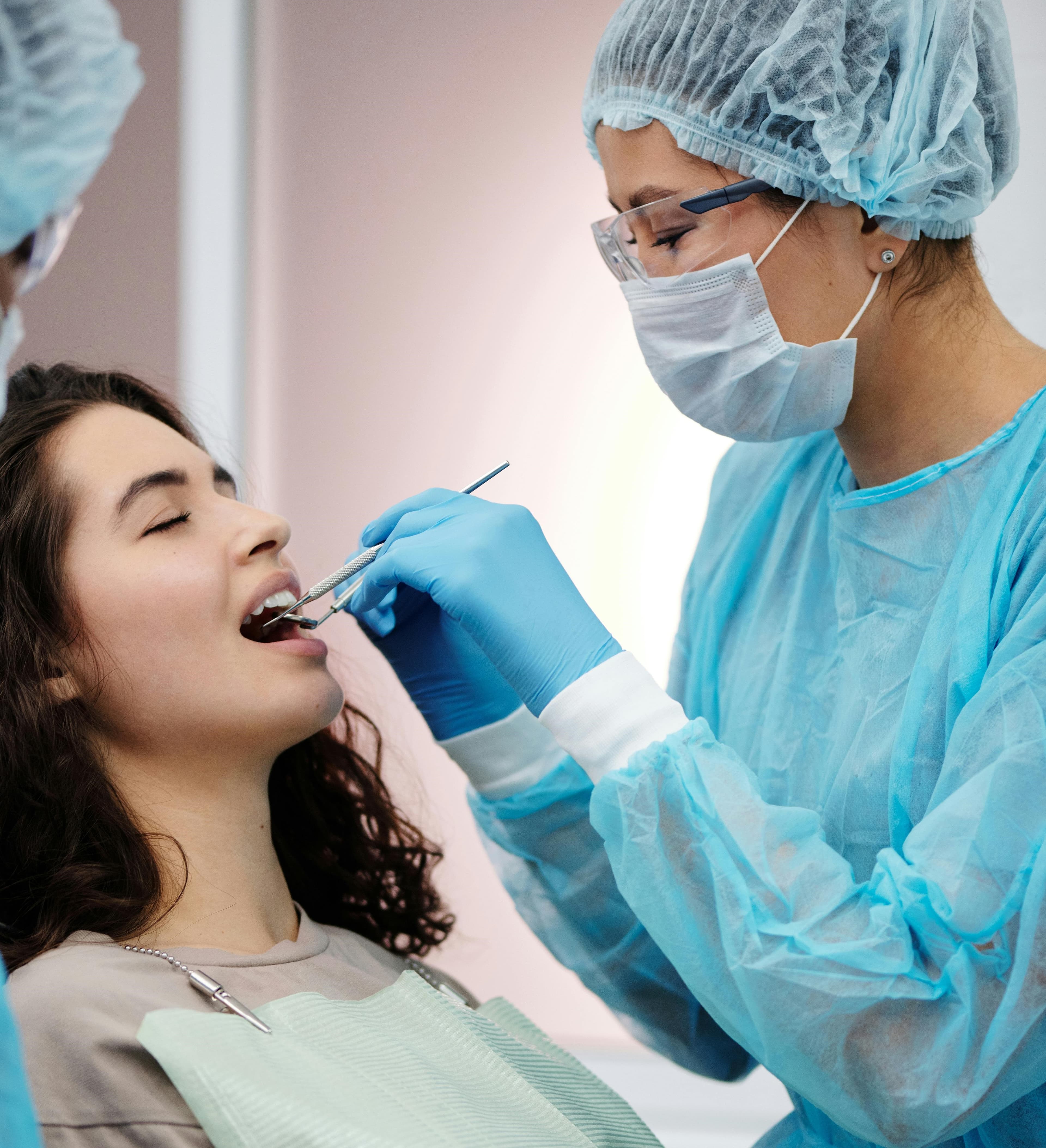 Paciente sorrindo no consultório odontológico
